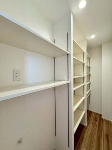 守山市大門町　中古戸建ての収納|大型のリビング収納。何かと物が増えるリビング周りもスッキリと片付きます。