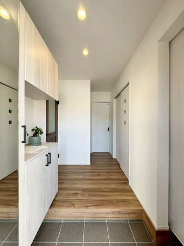 守山市大門町　中古戸建ての玄関|明るい雰囲気の玄関ホール。鏡のあるシューズボックス付きです。