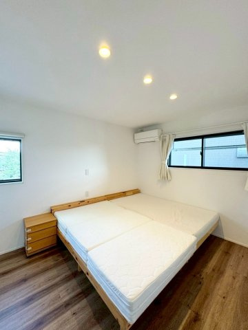 守山市大門町　中古戸建ての洋室|2F 7帖洋室。クローゼットが2か所あるので、お洋服が多くても安心の収納力です。