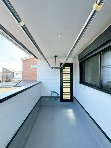 守山市大門町　中古戸建てのバルコニー|ランドリールームからそのまま出られるルーフバルコニー。急な雨が降ってきた際も安心です。