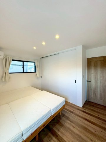 守山市大門町　中古戸建ての洋室|2F 7帖洋室。大型クローゼットが2か所あるので、ご夫婦でそれぞれ使用することも可能です。