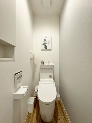 守山市大門町　中古戸建てのトイレ|白を基調とした清潔感のある2Fトイレ。