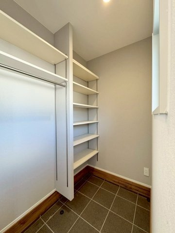 守山市大門町　中古戸建ての収納|靴はもちろん、アウターや趣味のアイテムなどをまとめて片付けることができる玄関収納スペース。