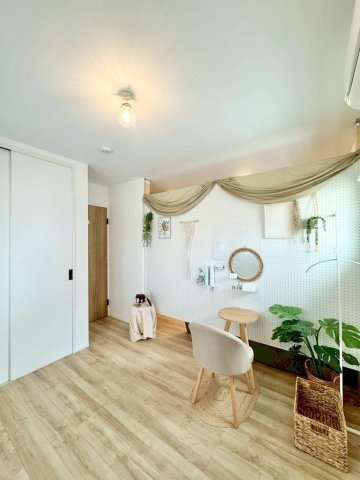 守山市大門町　中古戸建ての洋室|将来間仕切りをしても各部屋2面採光が確保されており、収納も完備なので使い勝手が良いです。