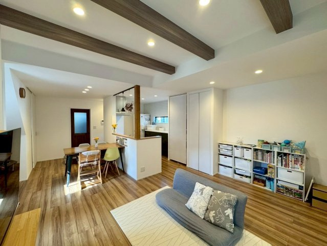 守山市大門町　中古戸建ての居間・リビング|リビングとダイニング、それぞれの時間を心地よく過ごせるLDK。