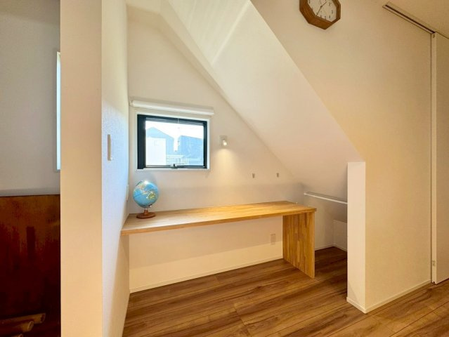 守山市大門町　中古戸建ての内装|階段下のカウンター部分はキッチンからも目が届くので、お子様のお勉強スペースや、趣味の空間にするなど使い道を考えるだけでわくわくします。