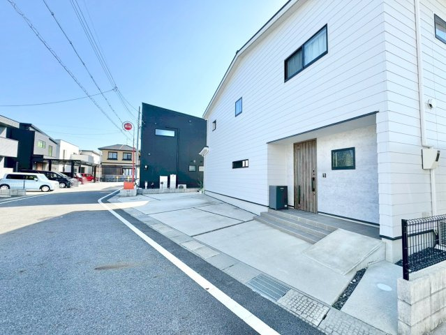 守山市大門町　中古戸建ての前面道路含む現地写真|開発分譲地内。交通量が少ないので小さなお子様がいらっしゃっても安心です。