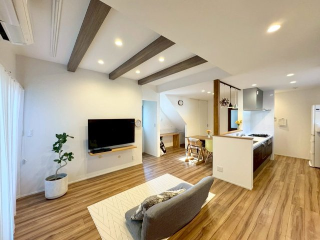 守山市大門町　中古戸建ての居間・リビング|家族の集まるLDKはゆったり20.9帖。