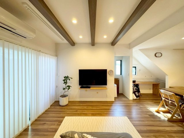 守山市大門町　中古戸建ての居間・リビング|デザイン性の高い梁見せ天井によって、開放的なリビングスペース。