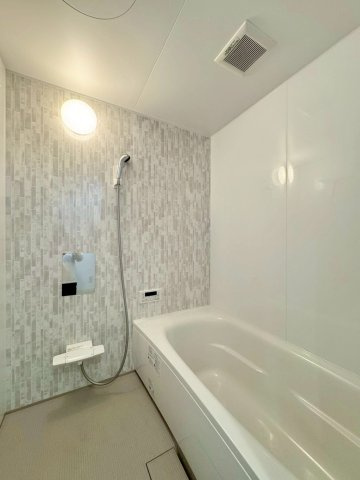 守山市大門町　中古戸建ての浴室|アクセントパネルのお洒落なユニットバスは、1坪タイプのゆったりとしたつくりです。