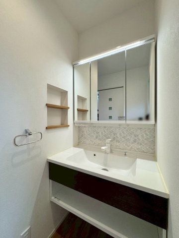 守山市大門町　中古戸建ての独立洗面台|洗面台スペースを脱衣室と分けることで、入浴中でも気兼ねなく洗面台を使えるのが魅力です。