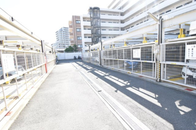 【駐車場】 | グランドシティダイアパレス吹田パークコート5番館 | こちらの物件近くの教育施設や、スーパー・公園など、物件周辺の住環境を併せてご案内させて頂きます。ぜひ、現地での暮らしをイメージなさって下さい！