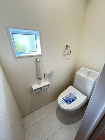 【トイレ】 | 福岡市早良区有田5丁目　1号棟（全2棟）【仲介手数料無料・0円】 | 現地写真。1階のトイレです。