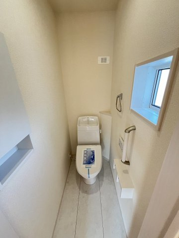 【トイレ】 | 福岡市早良区有田5丁目　1号棟（全2棟）【仲介手数料無料・0円】 | 現地写真。2階にもトイレです。