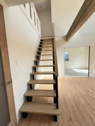 【内装】 | 福岡市早良区有田5丁目　1号棟（全2棟）【仲介手数料無料・0円】 | 現地写真。2階へ上がる階段です。手摺もついて安全ですね。
