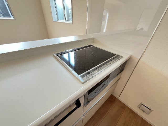 【キッチン】 | 福岡市早良区有田5丁目　1号棟（全2棟）【仲介手数料無料・0円】 | 現地写真。IHクッキングヒーター