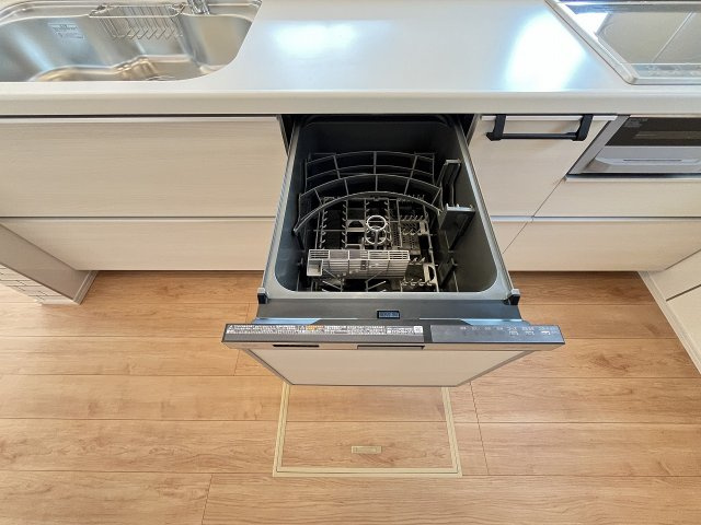 【キッチン】 | 福岡市早良区有田5丁目　1号棟（全2棟）【仲介手数料無料・0円】 | 現地写真。食洗器が付いてます。