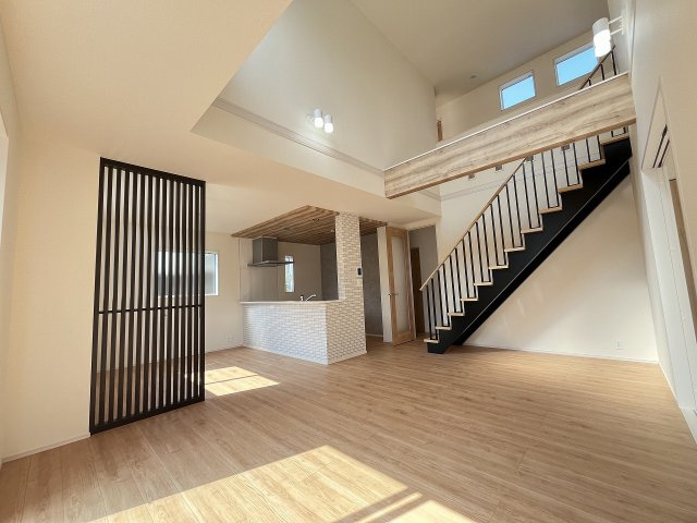 【居間・リビング】 | 福岡市早良区有田5丁目　1号棟（全2棟）【仲介手数料無料・0円】 | 現地写真。リビングです。