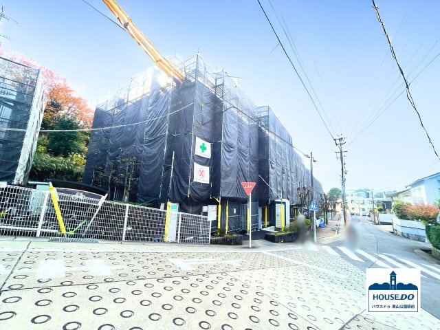 食洗機・浴室乾燥機付で家事が楽に♪シティコーポ春里の外観|小、中学校、スーパー、コンビニも徒歩圏内で、生活環境も良好です

＊大規模修繕工事中