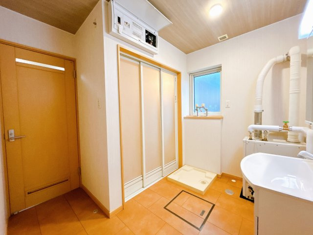 【脱衣所】 | 紋別郡遠軽町西町３丁目３－２６０　中古売家 | 【リフォーム後】洗面脱衣室の写真です。壁紙クロスは貼替致しました。また洗面台も新品交換致しました。