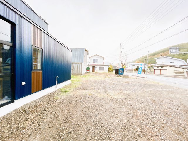 紋別郡遠軽町西町３丁目３－２６０　中古売家の駐車場|【リフォーム前】駐車場写真です。前面道路も切り下げされており出入りしやすいですね。並列に3台駐車可能です。右側の物置車庫は解体撤去致しますので並列4台になる予定です。