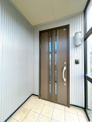 紋別郡遠軽町西町３丁目３－２６０　中古売家の玄関|【リフォーム後】玄関ドアの写真です。断熱性のドアになっています。玄関ドアの鍵は交換致しましたのでセキュリティー的にも安心ですね。