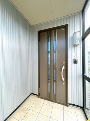 【玄関】 | 紋別郡遠軽町西町３丁目３－２６０　中古売家 | 【リフォーム前】玄関ドアの写真です。断熱性のドアになっています。玄関ドアの鍵は交換致しますのでセキュリティー的にも安心ですね。