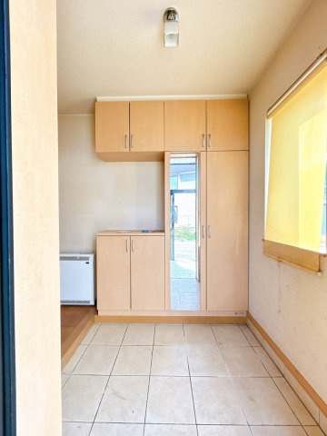 紋別郡遠軽町西町３丁目３－２６０　中古売家の玄関|【リフォーム後】玄関内部写真です。窓も付いていて明るい玄関になっております。コの字型の下駄箱は現況渡しになります。壁紙クロスは貼替を行いました。
