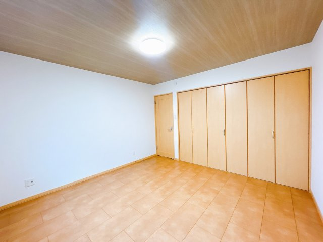 【洋室】 | 紋別郡遠軽町西町３丁目３－２６０　中古売家 | 【リフォーム後】1階の南東側の洋室写真です。こちらは壁紙クロスを貼替え、蓄熱式暖房パネルを撤去致しました。照明器具は新品交換し床フロアはクリーニングになります。