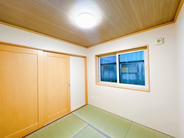 【和室】 | 紋別郡遠軽町西町３丁目３－２６０　中古売家 | 【リフォーム後】1階の和室写真です。こちらは畳は新品交換致しました。壁紙クロスを貼替し照明器具も新品交換致しました。