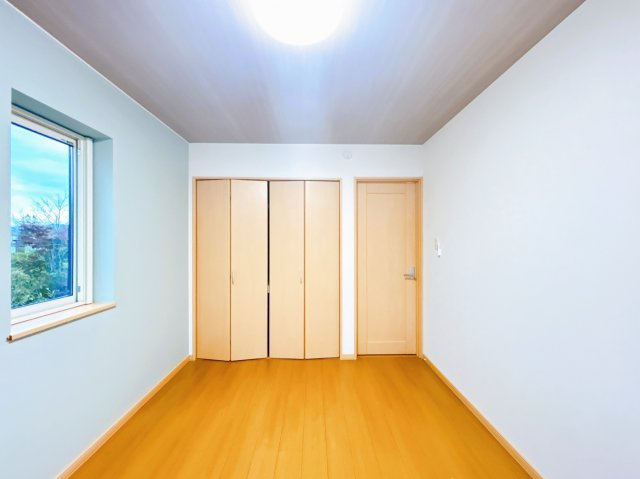 【洋室】 | 紋別郡遠軽町西町３丁目３－２６０　中古売家 | 【リフォーム後】2階北東側の洋室写真です。北側、東側に窓があり明るい部屋になっております。収納はクローゼットになっております。壁紙クロスは貼替を行い照明器具も新品交換致しました。