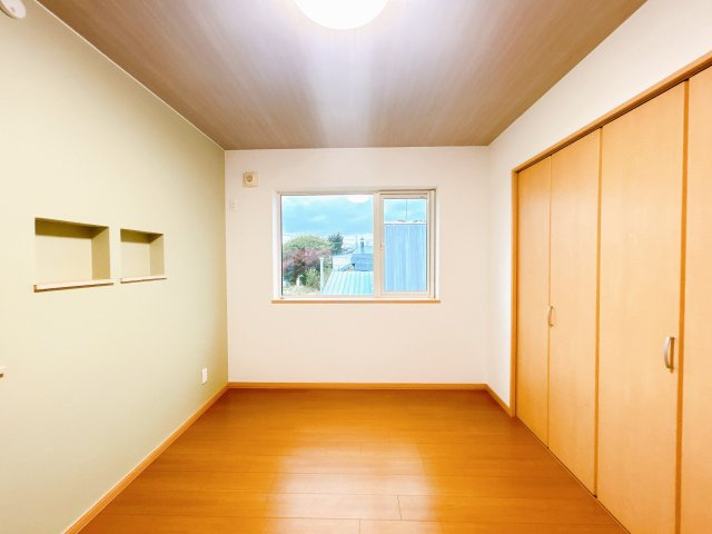 【洋室】 | 紋別郡遠軽町西町３丁目３－２６０　中古売家 | 【リフォーム後】2階南東側の洋室写真です。こちらも南側、東側に窓があり明るい部屋になっております。壁紙クロスは貼替しました。照明器具を交換し床フロアはクリーニング致しました。