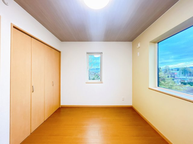 【洋室】 | 紋別郡遠軽町西町３丁目３－２６０　中古売家 | 【リフォーム後】2階南西側の洋室写真です。こちらも南側と西側に窓があり明るい部屋になっております。壁紙クロスは貼替しました。照明器具も交換し床フロアはクリーニングを行いました。