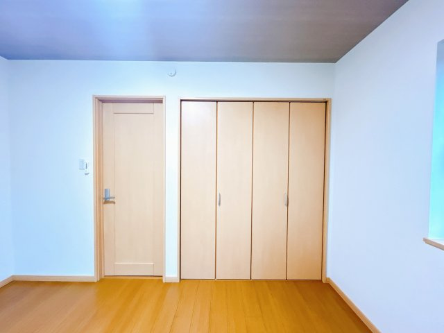 紋別郡遠軽町西町３丁目３－２６０　中古売家の収納|【リフォーム後】洋室収納写真です。各部屋に収納があって便利です。