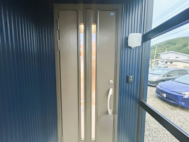 【設備】 | 紋別郡遠軽町西町３丁目３－２６０　中古売家 | 【リフォーム後】玄関風除室の写真です。冬季期間の雪の吹き溜まりもなく、ちょっとした物を置いておけますしあれば便利ですね。入口階段部分のタイルは一部補修張替します。