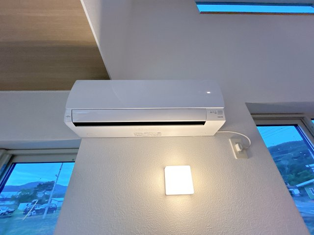 【冷暖房・空調設備】 | 紋別郡遠軽町西町３丁目３－２６０　中古売家 | 【リフォーム後】リビングにエアコンを設置しました。暑い夏もエアコンがあれば快適に過ごせますね。
