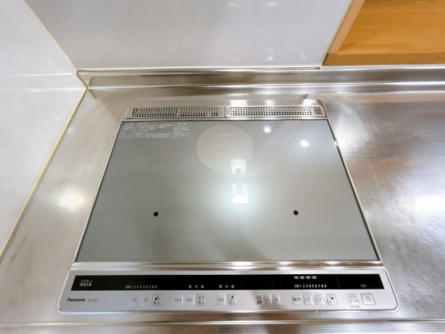 紋別郡遠軽町西町３丁目３－２６０　中古売家のキッチン|【リフォーム後】システムキッチンのコンロは3つ口のIHヒーターのコンロになっております。こちらは新品交換しました。ガスを使用しない住宅なので安心ですね。