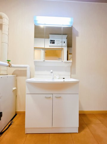 【独立洗面台】 | 紋別郡遠軽町西町３丁目３－２６０　中古売家 | 【リフォーム後】洗面化粧台写真です。こちらはW750サイズの新品の洗面化粧台に交換致しました。シャワーヘッドも付いており朝シャン等もできる洗面台です。