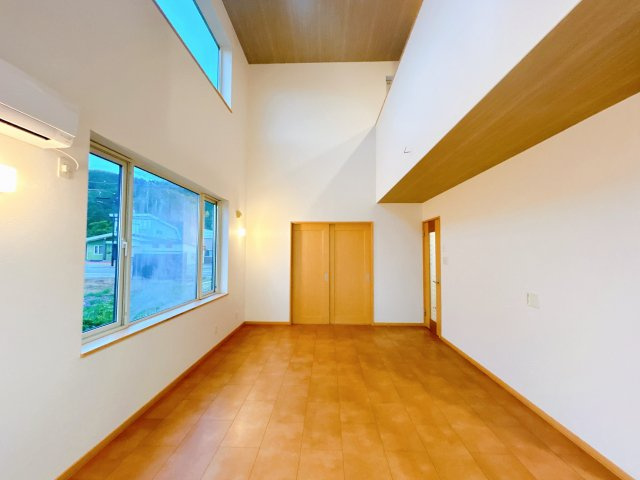 紋別郡遠軽町西町３丁目３－２６０　中古売家の居間・リビング|【リフォーム後】リビング別アングルになります。