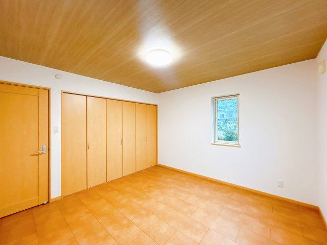 紋別郡遠軽町西町３丁目３－２６０　中古売家|【リフォーム後】１階洋室別アングルです。