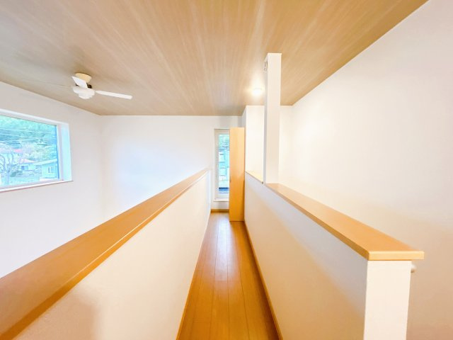 【その他共用部分】 | 紋別郡遠軽町西町３丁目３－２６０　中古売家 | 【リフォーム後】2階の廊下ホール写真です。2階バルコニーへの通路やリビング上の吹き抜けの空間になっております。こちらも壁紙クロスは貼替致しました。