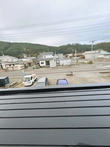 【バルコニー】 | 紋別郡遠軽町西町３丁目３－２６０　中古売家 | 【リフォーム後】2階のバルコニーの写真です。駐車場や道路、山が一望できます。材料は傷んでしまっているため撤去致します。新たに設置したい方は、ご相談ください。