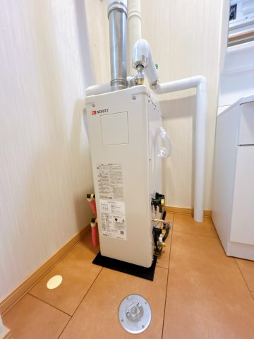 【発電・温水設備】 | 紋別郡遠軽町西町３丁目３－２６０　中古売家 | 【リフォーム後】給湯器の写真です。オール電化住宅だったため電気温水器が設置されておりましたが給湯は石油式の新品給湯器に交換致しました。