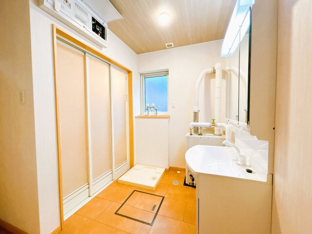 【洗面所】 | 紋別郡遠軽町西町３丁目３－２６０　中古売家 | 【リフォーム後】洗面所別アングルです。