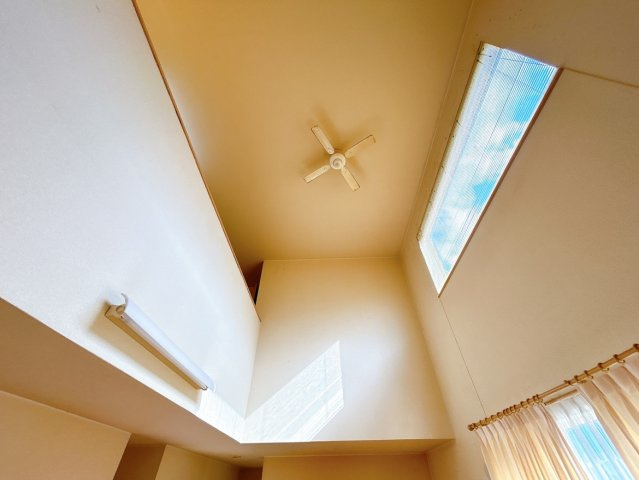 【その他】 | 紋別郡遠軽町西町３丁目３－２６０　中古売家 | 【リフォーム後】リビングの吹き抜け写真です。天井が高いと広く感じ開放感がありますね。吹き抜け部分の壁紙クロスも貼替を行いました。天井のプロペラなどの設備は現状渡しとなります。