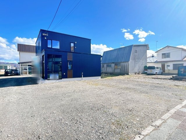 紋別郡遠軽町西町３丁目３－２６０　中古売家の駐車場|【リフォーム後】駐車場写真です。前面道路も切り下げされており出入りしやすいですね。並列に4台駐車可能です。