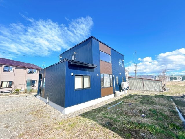 紋別郡遠軽町西町３丁目３－２６０　中古売家の外観|【リフォーム後】別アングルから撮影した外観写真です。外壁・屋根の補修塗装を行いますので、お住まい後すぐに大きな出費に繋がることがないので安心ですね。