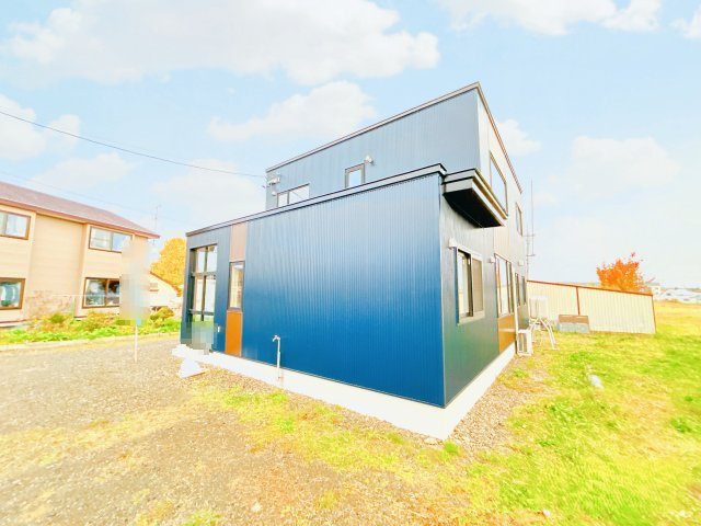 【外観】 | 紋別郡遠軽町西町３丁目３－２６０　中古売家 | 【リフォーム後】別アングルから撮影した外観写真です。外壁・屋根の補修塗装を行いますので、お住まい後すぐに大きな出費に繋がることがないので安心ですね。