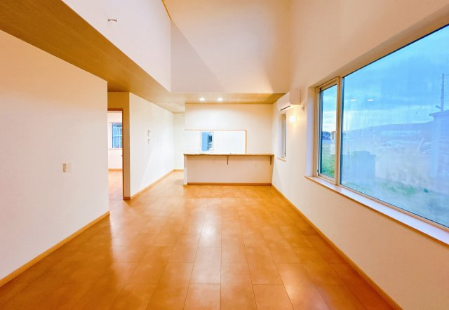 【居間・リビング】 | 紋別郡遠軽町西町３丁目３－２６０　中古売家 | 【リフォーム後】玄関入り口から撮影したリビング写真です。天井が吹き抜けになっており、明るいリビングになっております。室内の壁紙クロスは貼替を行います。床フロアはクリーニング致しました。