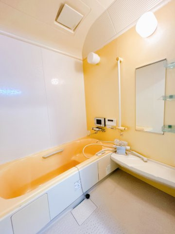 【浴室】 | 紋別郡遠軽町西町３丁目３－２６０　中古売家 | 【リフォーム後】お風呂写真です。大きさは1坪サイズですので、ゆったりした空間で一日の疲れを湯船に浸かって癒してください。こちらはクリーニングと設備点検を行いました。